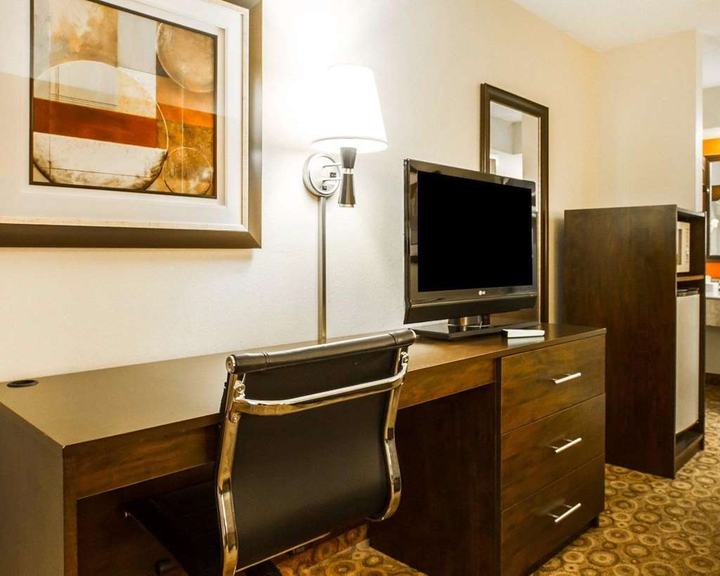 Rodeway Inn & Suites Clarksville Habitación foto